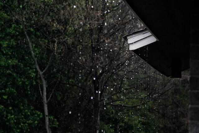 Pluie sur le toit d'une maison avec gouttières en bon état
