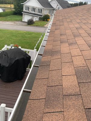 Gouttière obstruée par feuilles humides et samares avant intervention à Longueuil