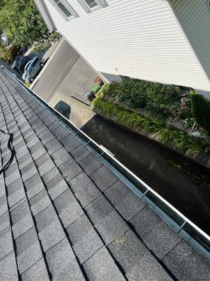 Gouttière dégagée des aiguilles après nettoyage à Saint-Bruno-de-Montarville