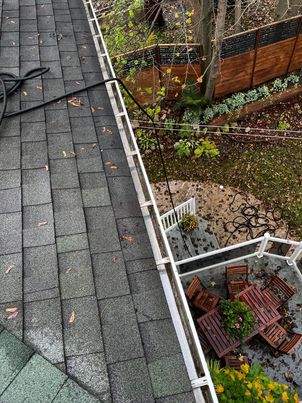 Gouttière dégagée et prête pour l'hiver après entretien à Sainte-Julie